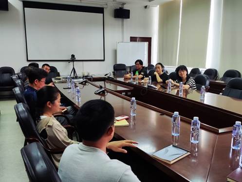 会议室里的人们描述已自动生成