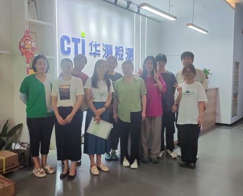 大厅里站着一群人描述已自动生成