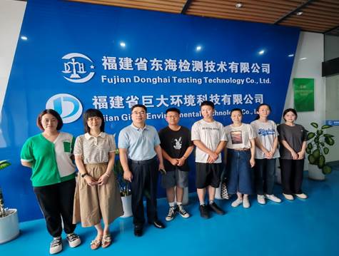 一群人站在台上中度可信度描述已自动生成