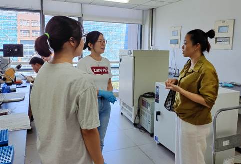 男人和女人站在厨房里工作低可信度描述已自动生成